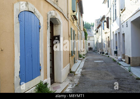 Am frühen Morgen in einer schmalen Seitenstraße in der Altstadt von Arles. Frankreich Stockfoto