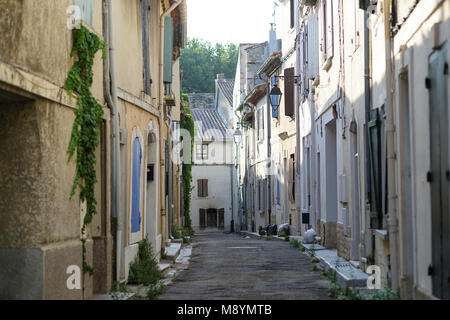 Am frühen Morgen in einer schmalen Seitenstraße in der Altstadt von Arles. Frankreich Stockfoto