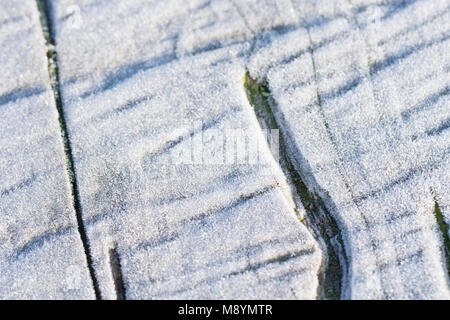 Makro Bild von Frost auf einer Holzbank Stockfoto
