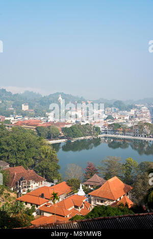 Eine Antenne Stadtbild Blick auf Kandy in Sri Lanka Kandy Lake Zentrum an einem sonnigen Tag mit blauen Himmel. Stockfoto