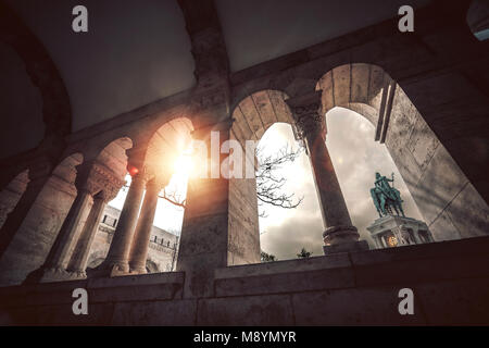 Blick auf die Statue von Stephan I. von Ungarn von der Fischerbastei. Historischer Teil der Stadt Budapest, Ungarn. Sunset Landschaft. Stockfoto