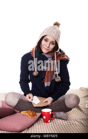 Glückliche junge Frau Eröffnung Weihnachtsbrief isolieren auf weißem Hintergrund. Stockfoto