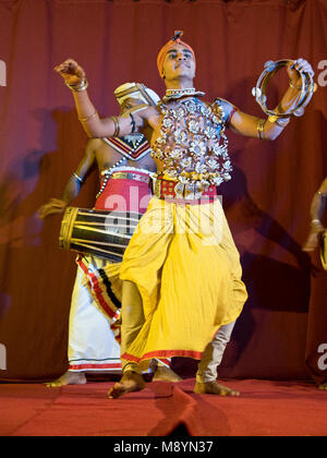 Traditionelle bunte Sri Lankan Tänzer und Musiker an ein Display. Verschlusszeit so Bewegungsunschärfe. Stockfoto