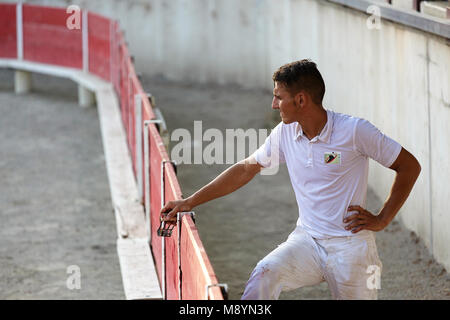 Stierkämpfer in weißen Kleidern eine Pause, während der Pause am Stierkampf in der Arena von Bellegarde, Provence, Frankreich Stockfoto
