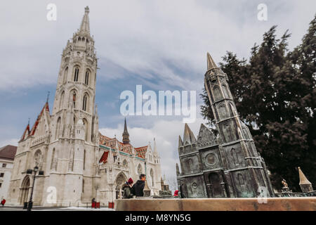 Budapest, Ungarn. St. Matthias Kirche im alten Teil der Stadt, Buda Castle Hill. Reales Objekt und das Modell der Kirche. Stockfoto