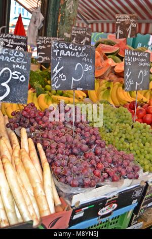 Obst und Gemüse auf dem Naschmarkt in Wien, Österreich Stockfoto