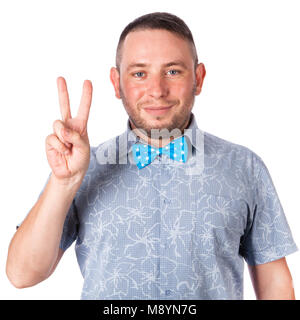 Attraktive erwachsenen Mann mit Bart in einer blauen Schleife binden im Sommer Shirt zeigt die Geste mit den Händen auf einer isolierten weißen Hintergrund Stockfoto