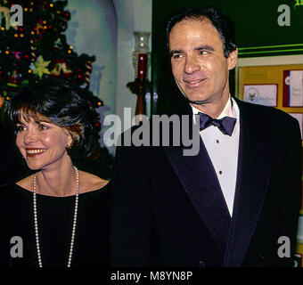 Washington, DC., USA, Dezember 5, 1993 Sally Field und ihr Mann Alan Greisman kommen an das Weiße Haus Empfang für das Kennedy Center Honors. Credit: Mark Reinstein/MediaPunch Stockfoto