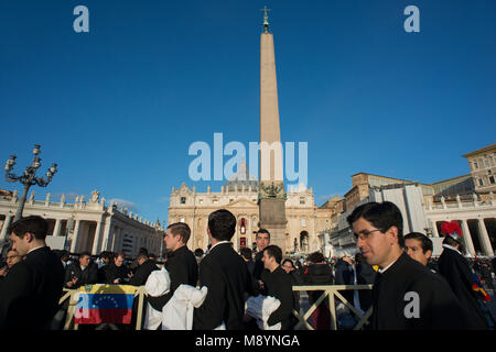 Vatikanstadt. Die Priester gelangen auf die Eröffnung Messe von Papst Franziskus auf dem Petersplatz am 19. März 2013 im Vatikan. Stockfoto