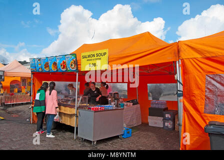 HELSINKI, Finnland - 23 April, 2016: Touristen essen in open Air Cafe auf dem Marktplatz in der Nähe von Golf von Finnland wählen Sie im Zentrum von Helsinki Stockfoto