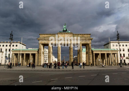 Brandenburger Tor, Berlin, Deutschland, 13. März 2018. Allgemeine Ansicht des Brandenburger Tors, Berlin, mit stürmischen Himmel im Hintergrund. Stockfoto