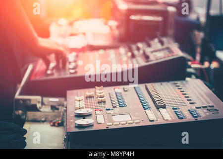 Professionelle Bühne Sound Mixer closeup an Toningenieur hand mit Audio mix Schieberegler während Konzert perfomance arbeiten Stockfoto