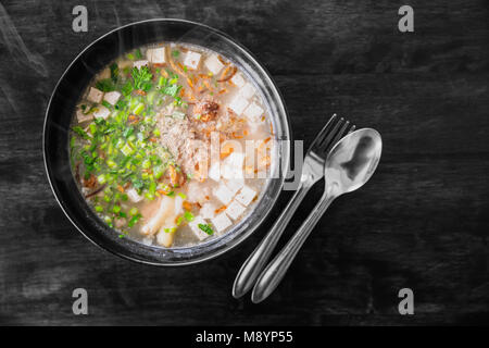 Vietnamesische Nudelsuppe pho mit pflanzlichen vegetrable Rezept auf hölzernen Tisch serviert Stockfoto