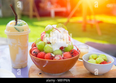 Sommer Obst Eis Smoothie und fruchtig süß Bingsu gut für gesunde und cool Stockfoto