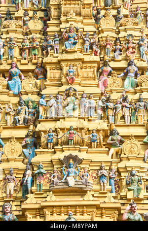 Eine enge Detailansicht der bunten Figuren verzieren die Sri Muthumariamman Tempel, Matale, Sri Lanka. Stockfoto