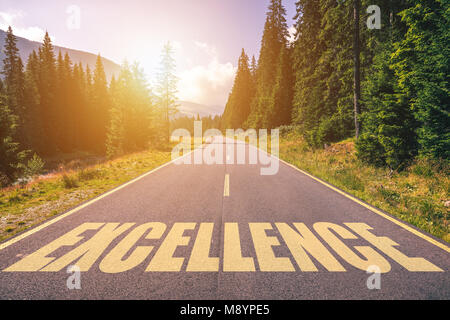 Exzellenz Wort auf der Straße in den Bergen geschrieben Stockfoto