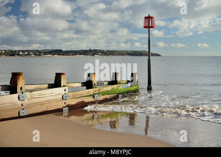 Buhnen am Strand Dawlish Warren, Richtung Exmouth suchen. Stockfoto