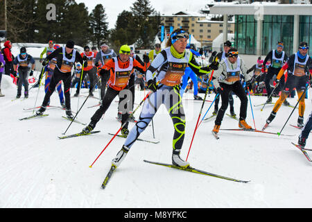 Langläufer am Engadin Skimarathon auf der Aufstieg zur Stazer Wald Hill, 50th Engadin Skimarathon am 11. März 2018, St. Moritz, Schweiz Stockfoto