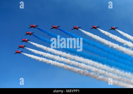 Helsinki, Finnland - 9. Juni 2017: Rote Pfeile (der Royal Air Force Aerobatic Team) fliegen Kunstflug an der Kaivopuisto Air Show in Helsinki, Finnland o Stockfoto