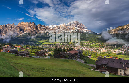 Cortina d'Ampezzo Stadt Panoramablick mit Alpine grüne Landschaft und massiven Dolomiten Alpen im Hintergrund. Provinz Belluno, Südtirol, Ital Stockfoto