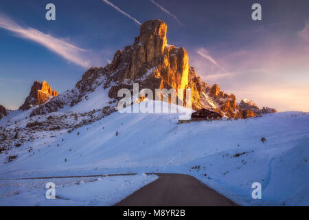 Fantastische Winterlandschaft, Passo Giau mit berühmten Ra Gusela, Nuvolau Gipfeln im Hintergrund, Dolomiten, Italien, Europa Stockfoto