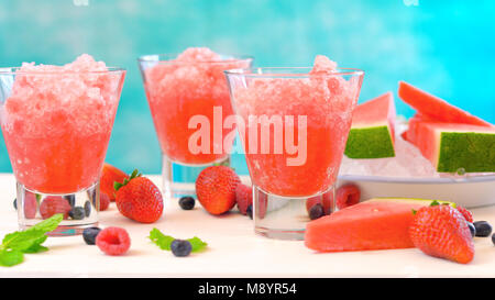 Die Vorbereitung im Sommer erfrischende Wassermelonen granita Desserts auf einem blauen und weißen Hintergrund. Stockfoto