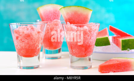 Die Vorbereitung im Sommer erfrischende Wassermelonen granita Desserts auf einem blauen und weißen Hintergrund. Stockfoto