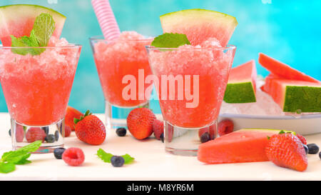 Die Vorbereitung im Sommer erfrischende Wassermelonen granita Desserts auf einem blauen und weißen Hintergrund. Stockfoto