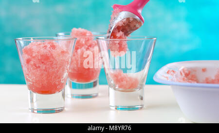 Die Vorbereitung im Sommer erfrischende Wassermelonen granita Desserts auf einem blauen und weißen Hintergrund. Stockfoto