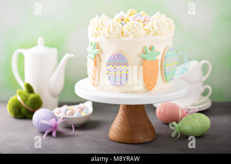 Karottenkuchen mit Zuckerguss für Ostern Stockfoto