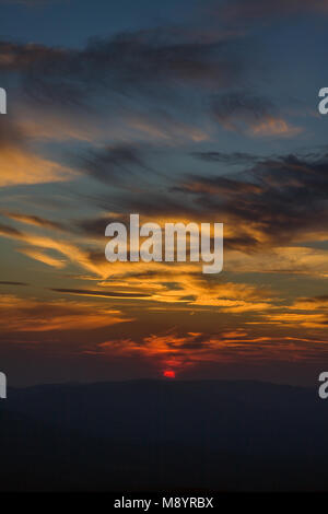 Spektakulären Sonnenuntergang in Bieszczady Gebirge, Polen Stockfoto