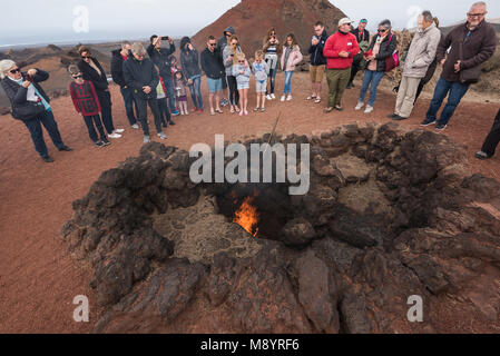 Lanzarote, Spanien - 12. Februar 2018: Touristische ansehen Feuer Demonstration in vulkanischen Nationalpark Timanfaya auf Lanzarote, Kanarische Inseln, Spanien. Stockfoto