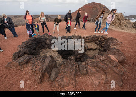 Lanzarote, Spanien - 12. Februar 2018: Touristische ansehen Feuer Demonstration in vulkanischen Nationalpark Timanfaya auf Lanzarote, Kanarische Inseln, Spanien. Stockfoto