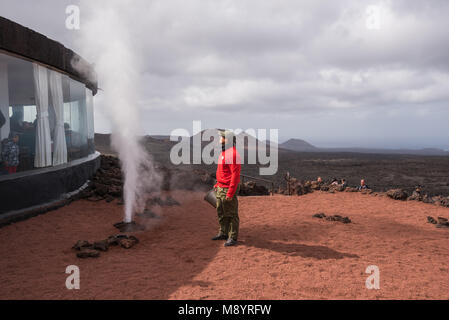 Lanzarote, Spanien - 12. Februar 2018: Der künstliche Geysir vulkanischen Demonstration in vulkanischen Nationalpark Timanfaya auf Lanzarote, Kanarische Inseln, Spanien Stockfoto