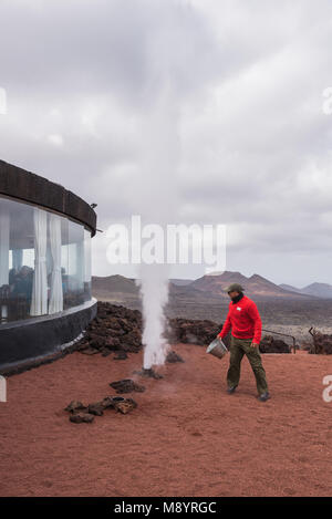 Lanzarote, Spanien - 12. Februar 2018: Der künstliche Geysir vulkanischen Demonstration in vulkanischen Nationalpark Timanfaya auf Lanzarote, Kanarische Inseln, Spanien Stockfoto