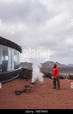 Lanzarote, Spanien - 12. Februar 2018: Der künstliche Geysir vulkanischen Demonstration in vulkanischen Nationalpark Timanfaya auf Lanzarote, Kanarische Inseln, Spanien Stockfoto