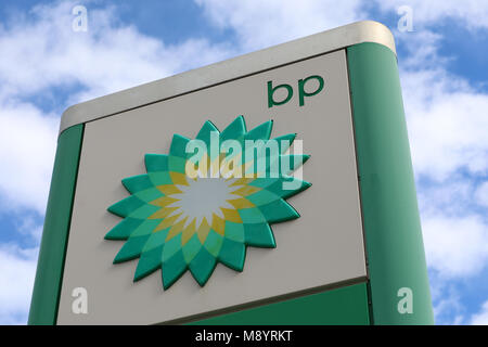 Menton, Frankreich - 19. März 2018: British Petroleum Tankstelle Logo gegen den blauen Himmel. British Petroleum ist eine britische multinationale Erdöl und Erdgas Comp Stockfoto