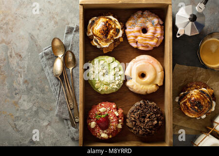 Vielzahl von Donuts in einem hölzernen Kasten Stockfoto