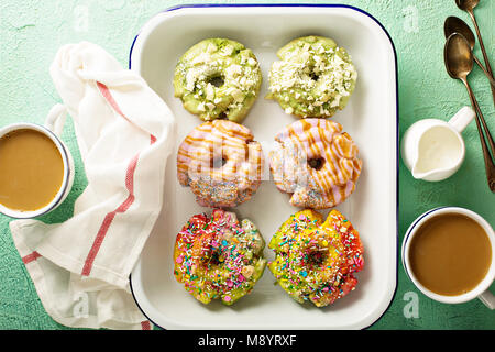 Vielzahl von Donuts in einem hölzernen Kasten Stockfoto