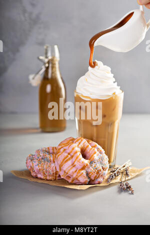 Lavendel Karamell Donuts mit Kaffee Stockfoto