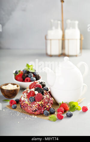 Berry shortcake Donuts mit Kaffee Stockfoto