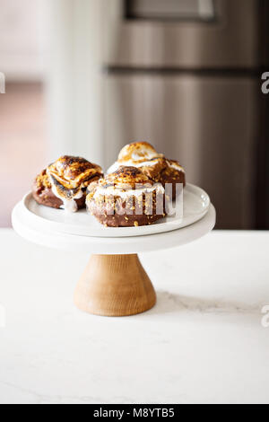 Smores Donuts auf einem Kuchen stand Stockfoto