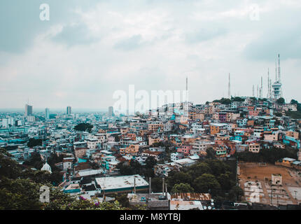 Stadtbild Blick von Guayaquil in der Region Guayas, Ecuador's grösste Stadt. Financial District und bunten barrio Cerro del Carmen auf dem Hügel Stockfoto