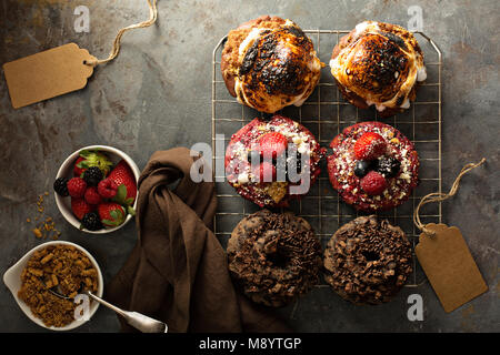 Vielzahl von Donuts auf eine Kühlung Rack Stockfoto
