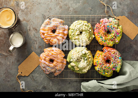 Vielzahl von Donuts auf eine Kühlung Rack Stockfoto