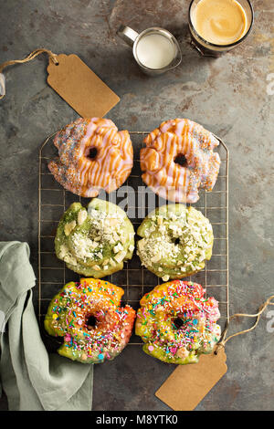 Vielzahl von Donuts auf eine Kühlung Rack Stockfoto