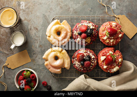 Vielzahl von Donuts auf eine Kühlung Rack Stockfoto