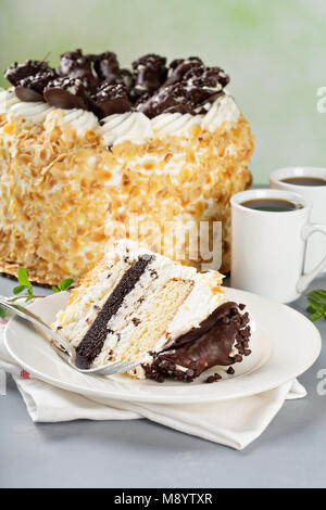 Italienische Kuchen mit Schokolade cannoli auf der Oberseite Stockfoto