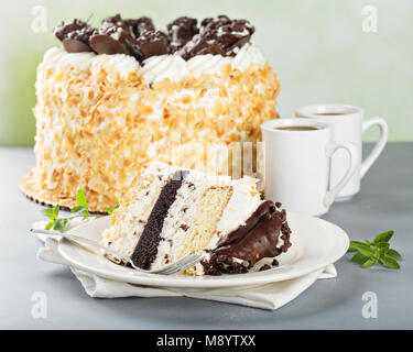 Italienische Kuchen mit Schokolade cannoli auf der Oberseite Stockfoto