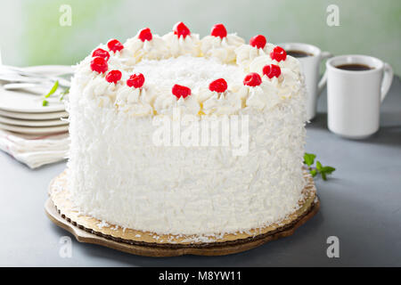 Kokosnuss Kuchen mit Cocktail-kirschen Stockfoto